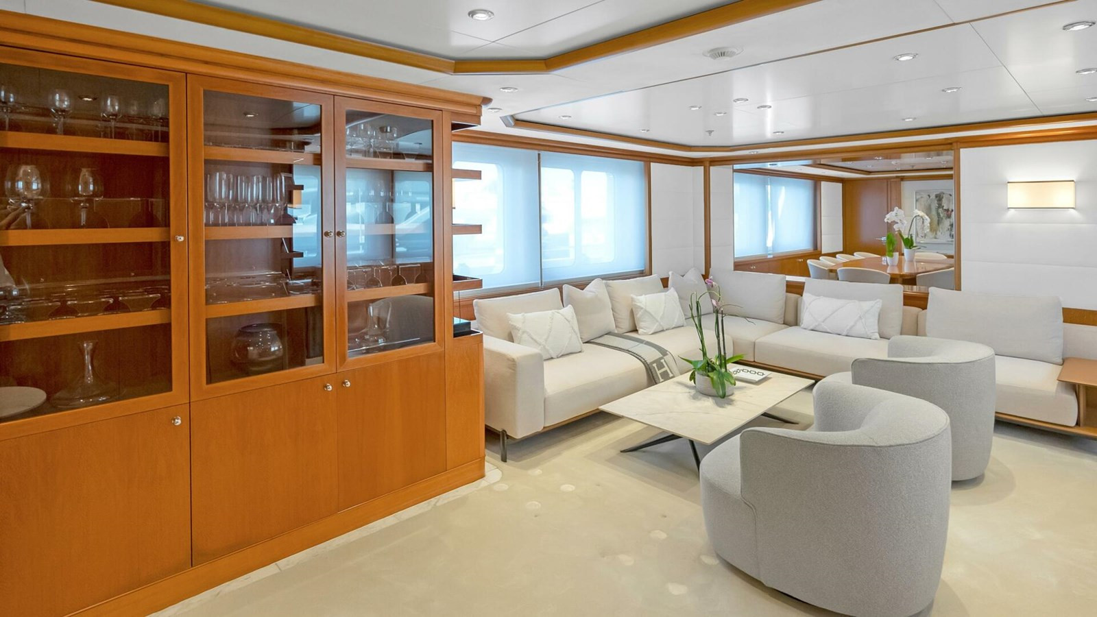 https://arconyachts.ams3.digitaloceanspaces.com/60819/conversions/large_4852637-optimize.jpg