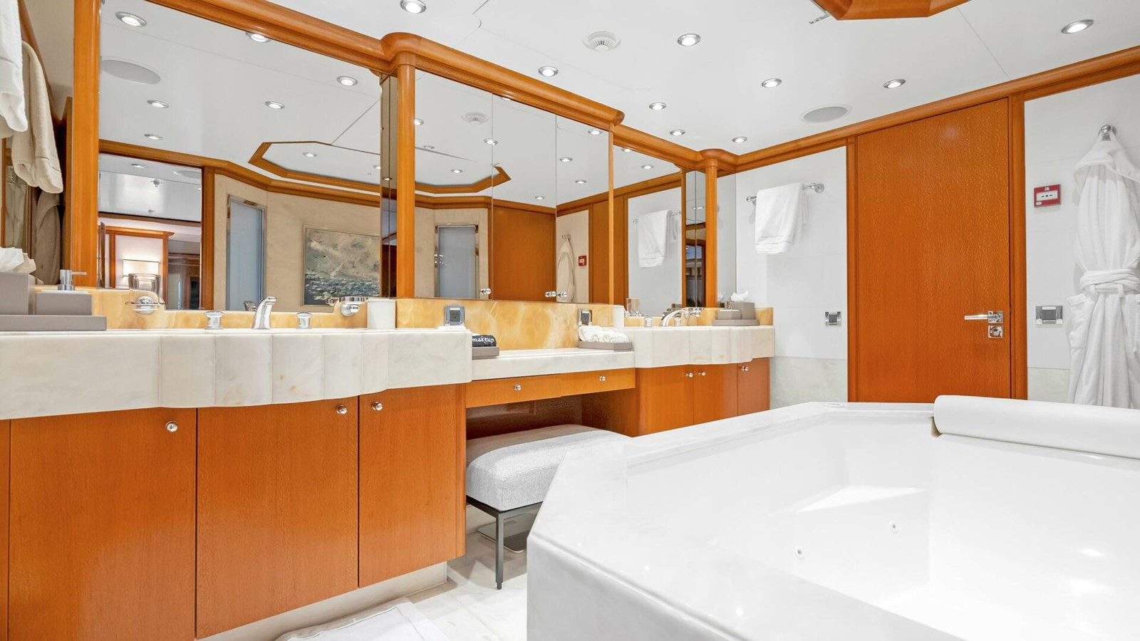 https://arconyachts.ams3.digitaloceanspaces.com/60837/conversions/large_4852643-optimize.jpg