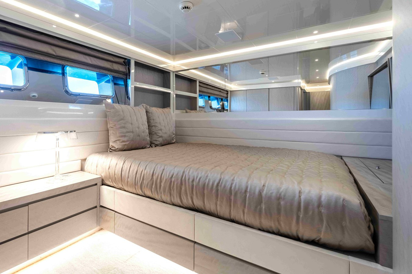 https://arconyachts.ams3.digitaloceanspaces.com/60922/conversions/large_4835595-optimize.jpg
