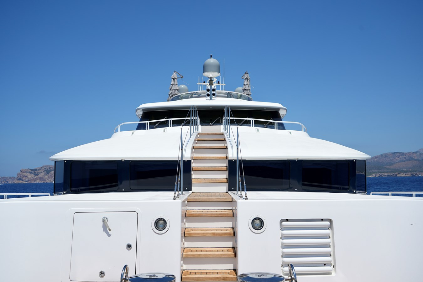 https://arconyachts.ams3.digitaloceanspaces.com/61050/conversions/large_4721351-optimize.jpg
