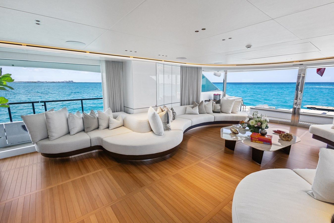 https://arconyachts.ams3.digitaloceanspaces.com/61082/conversions/large_4635413-optimize.jpg
