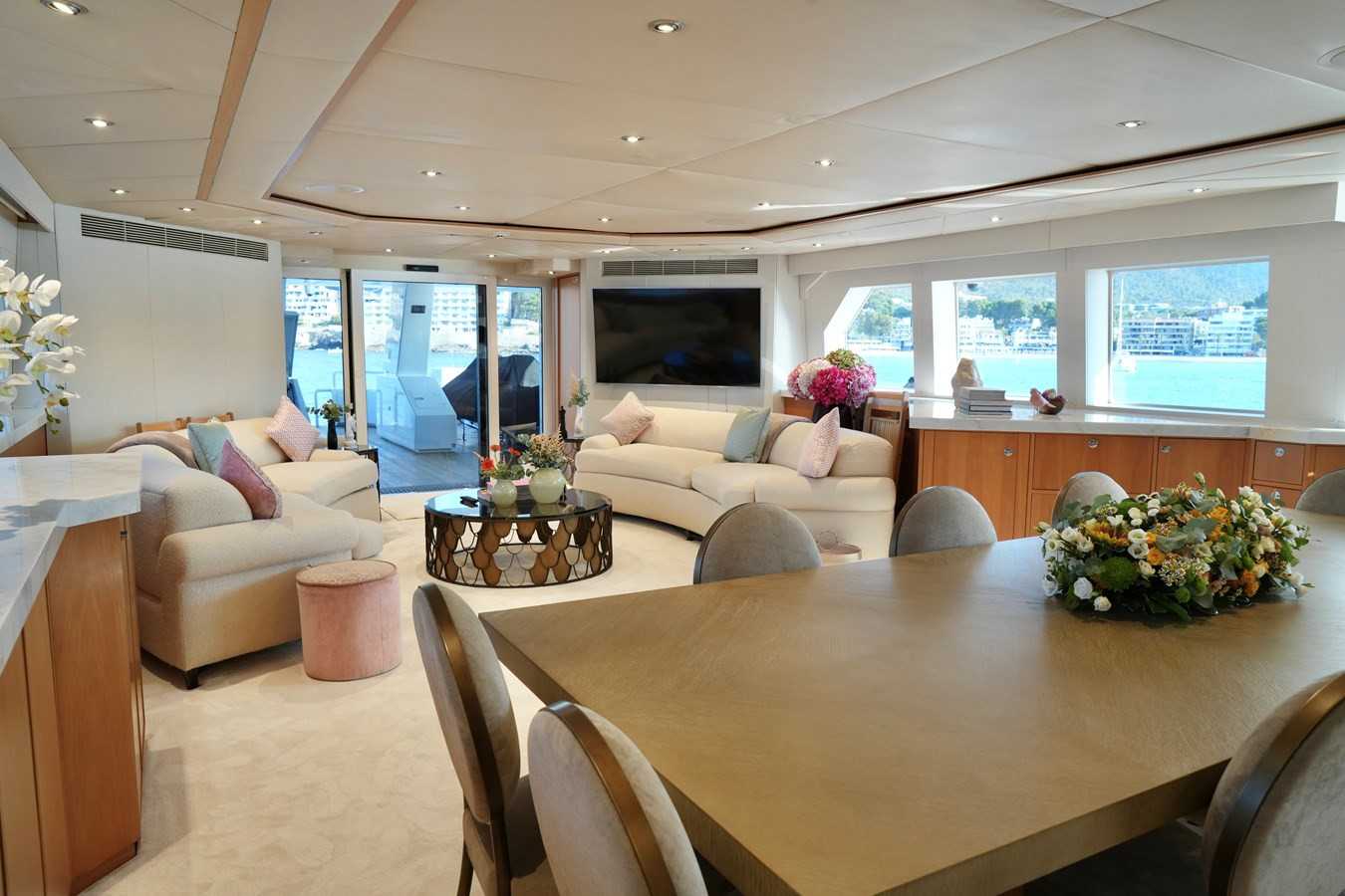 https://arconyachts.ams3.digitaloceanspaces.com/61143/conversions/large_4721367-optimize.jpg