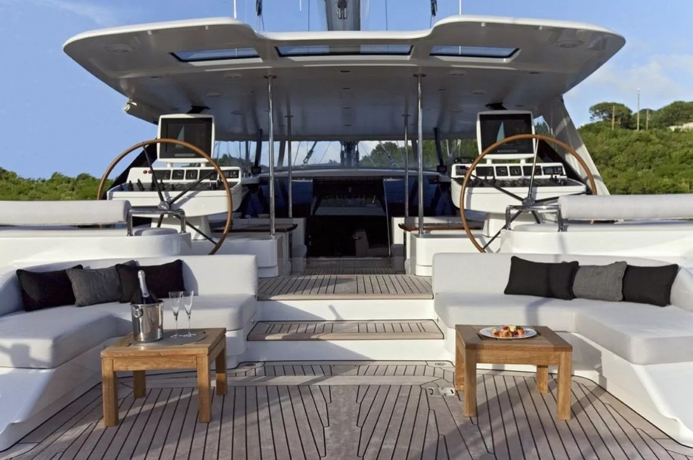 https://arconyachts.ams3.digitaloceanspaces.com/61245/conversions/large_4642043-optimize.jpg