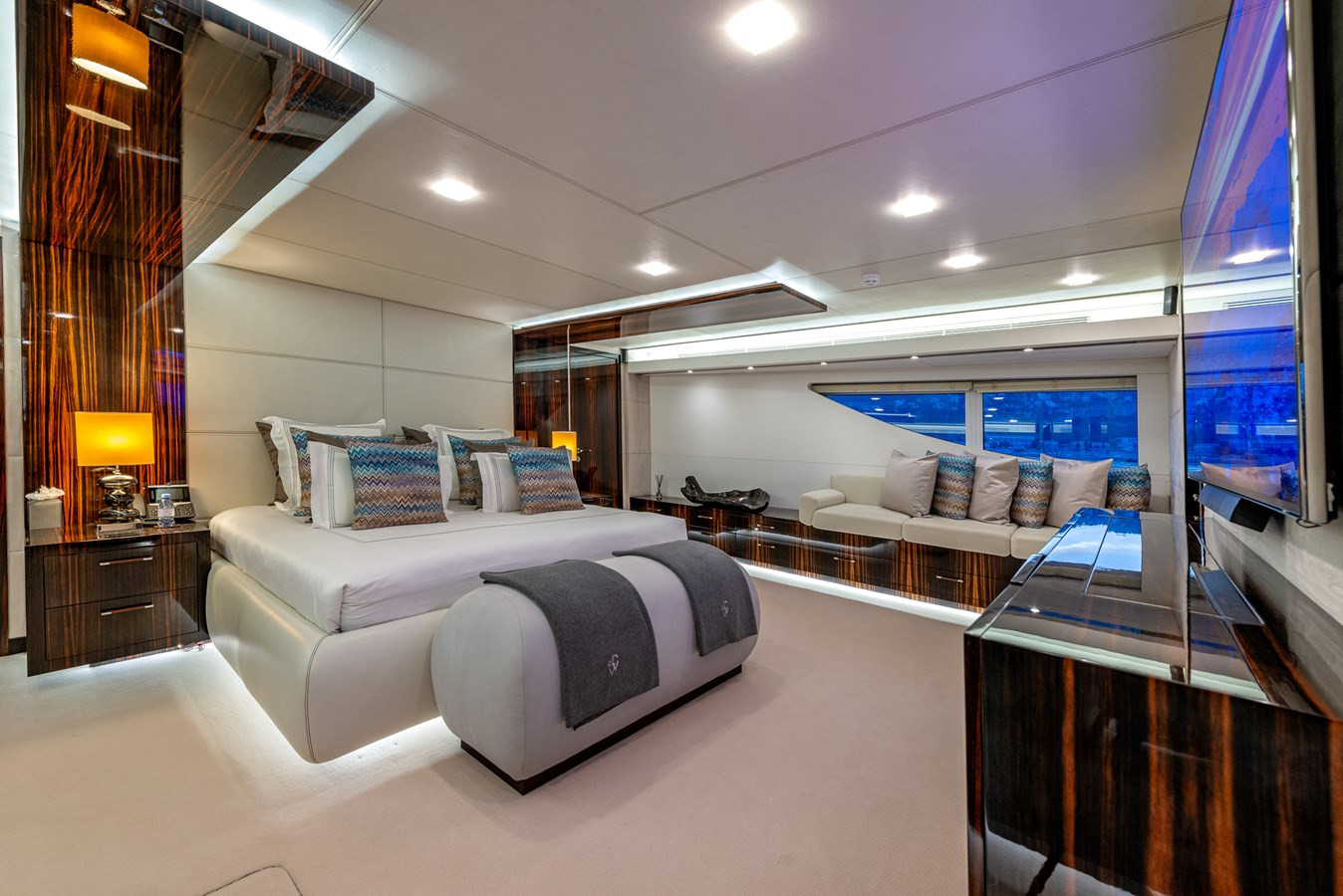 https://arconyachts.ams3.digitaloceanspaces.com/61371/conversions/large_4711070-optimize.jpg