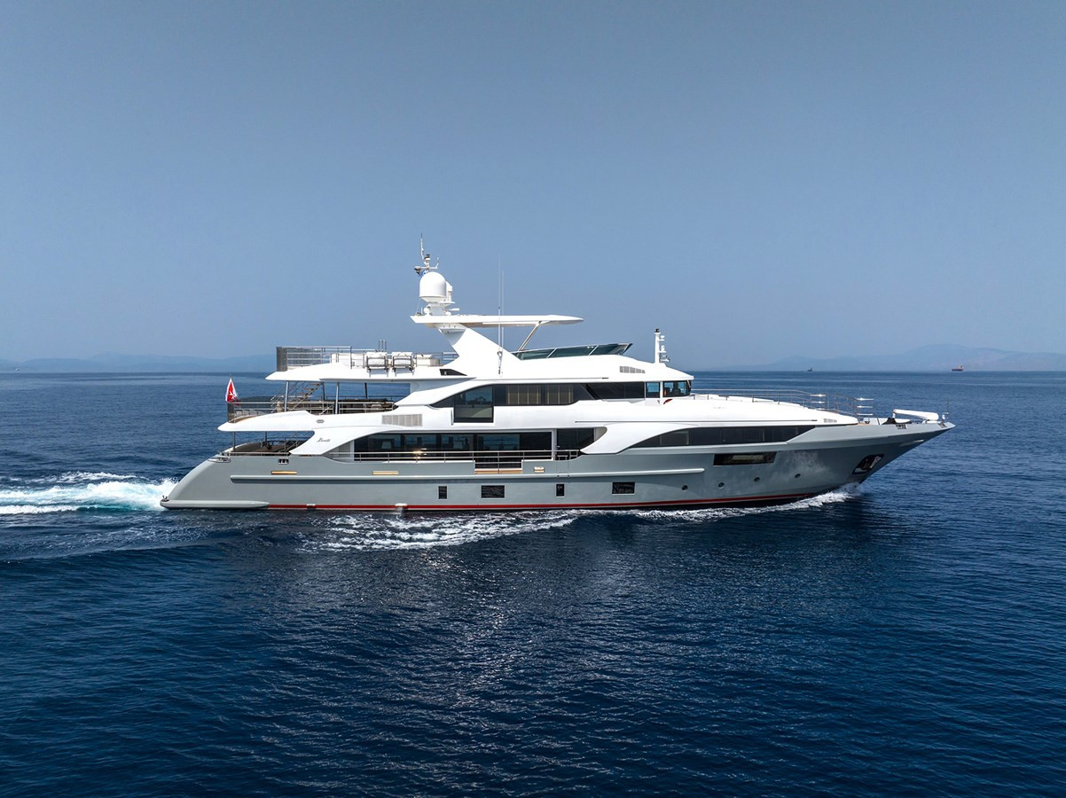 https://arconyachts.ams3.digitaloceanspaces.com/61384/conversions/large_4257785-optimize.jpg