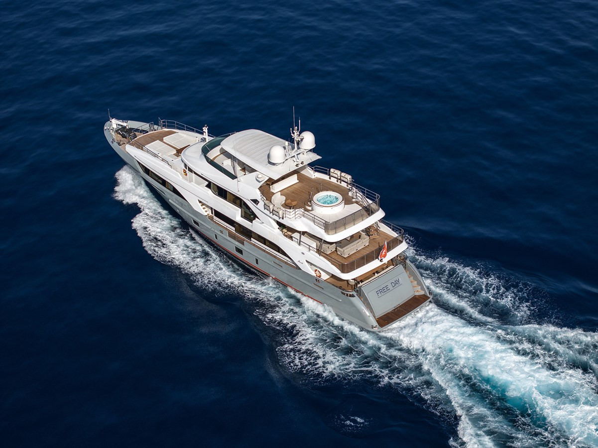 https://arconyachts.ams3.digitaloceanspaces.com/61390/conversions/large_4257787-optimize.jpg