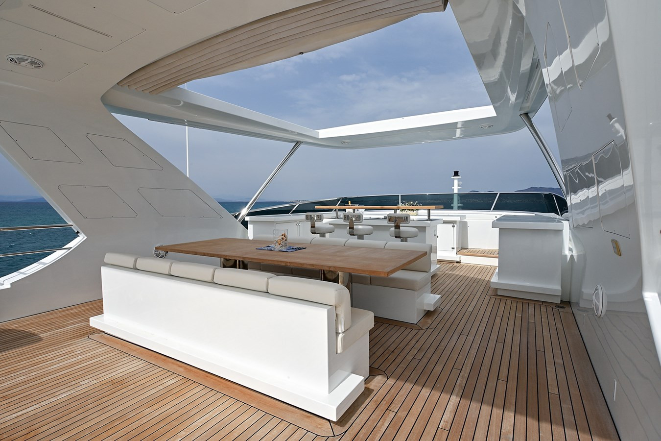 https://arconyachts.ams3.digitaloceanspaces.com/61413/conversions/large_4257796-optimize.jpg