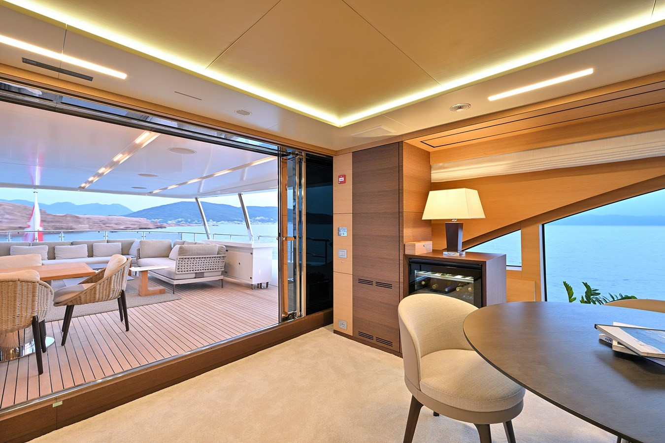 https://arconyachts.ams3.digitaloceanspaces.com/61461/conversions/large_4257825-optimize.jpg