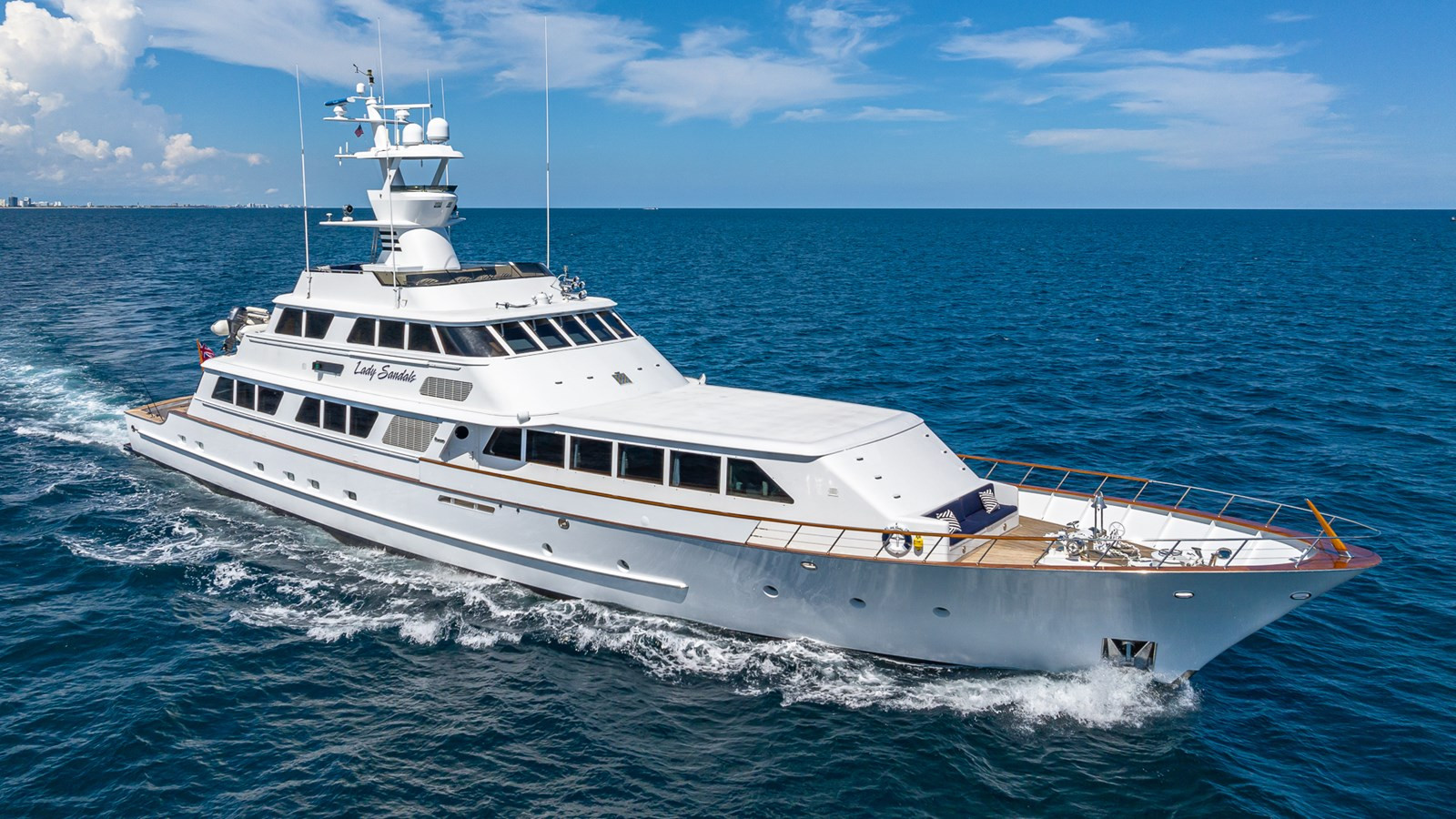 https://arconyachts.ams3.digitaloceanspaces.com/61531/conversions/large_4371107-optimize.jpg