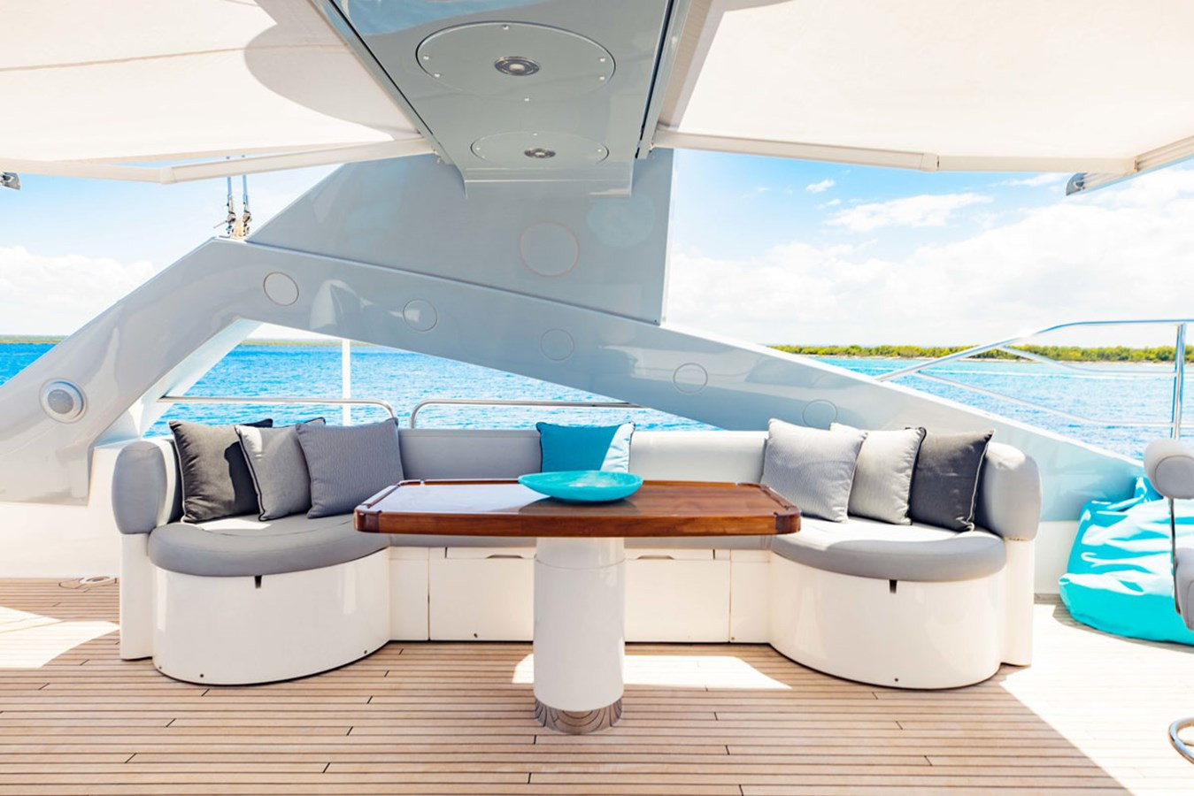 https://arconyachts.ams3.digitaloceanspaces.com/61595/conversions/large_4041463-optimize.jpg