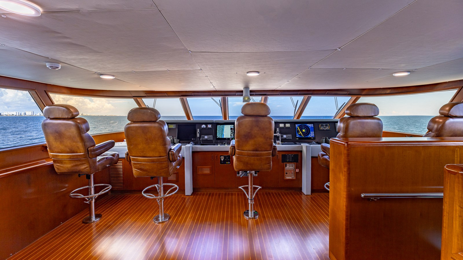 https://arconyachts.ams3.digitaloceanspaces.com/61610/conversions/large_4371137-optimize.jpg