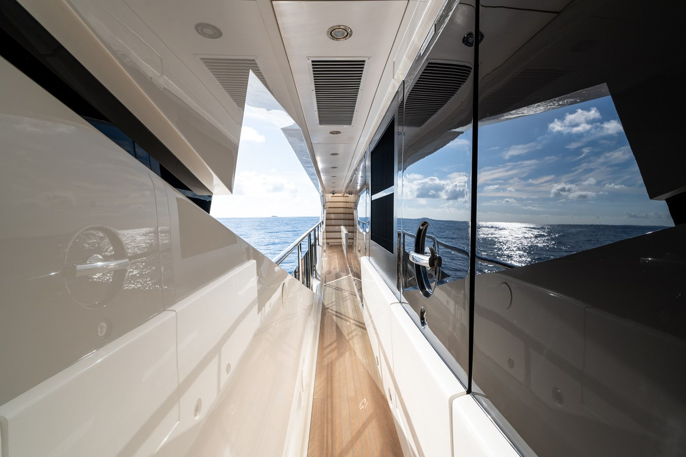 https://arconyachts.ams3.digitaloceanspaces.com/61675/conversions/large_4773280-optimize.jpg