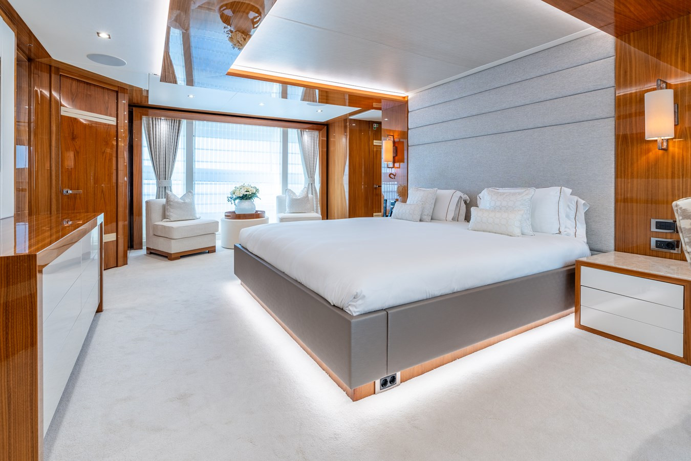 https://arconyachts.ams3.digitaloceanspaces.com/61714/conversions/large_4773291-optimize.jpg