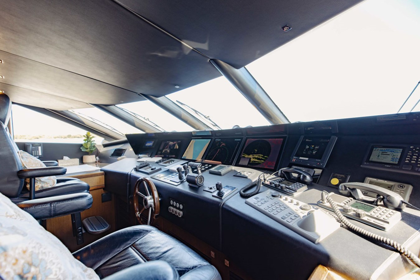 https://arconyachts.ams3.digitaloceanspaces.com/61731/conversions/large_4041569-optimize.jpg