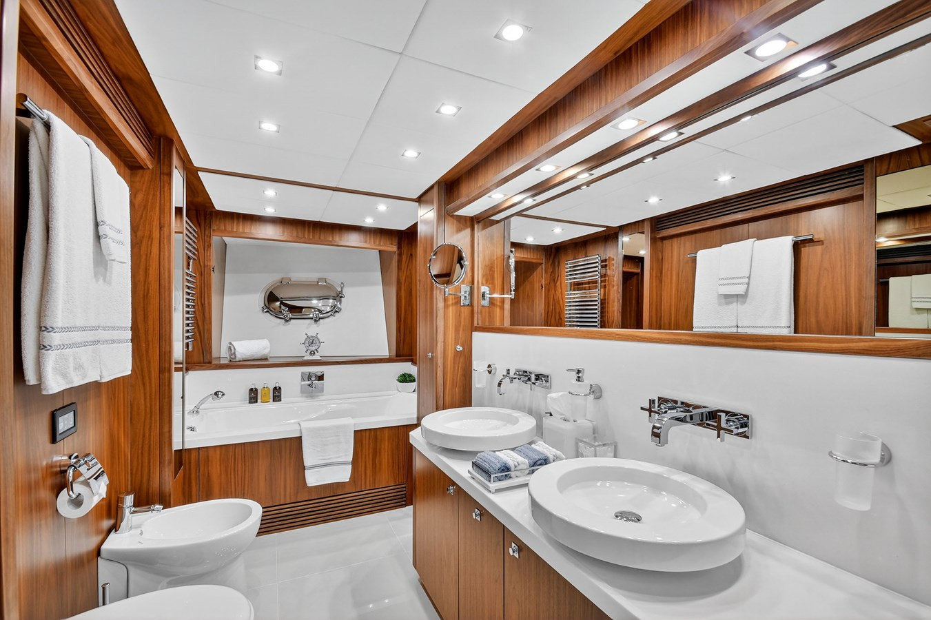 https://arconyachts.ams3.digitaloceanspaces.com/62019/conversions/large_4834908-optimize.jpg