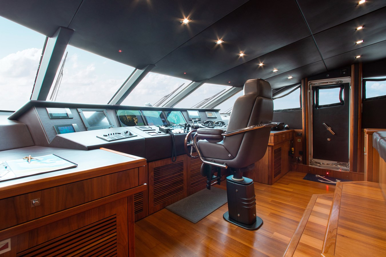 https://arconyachts.ams3.digitaloceanspaces.com/62028/conversions/large_3569418-optimize.jpg
