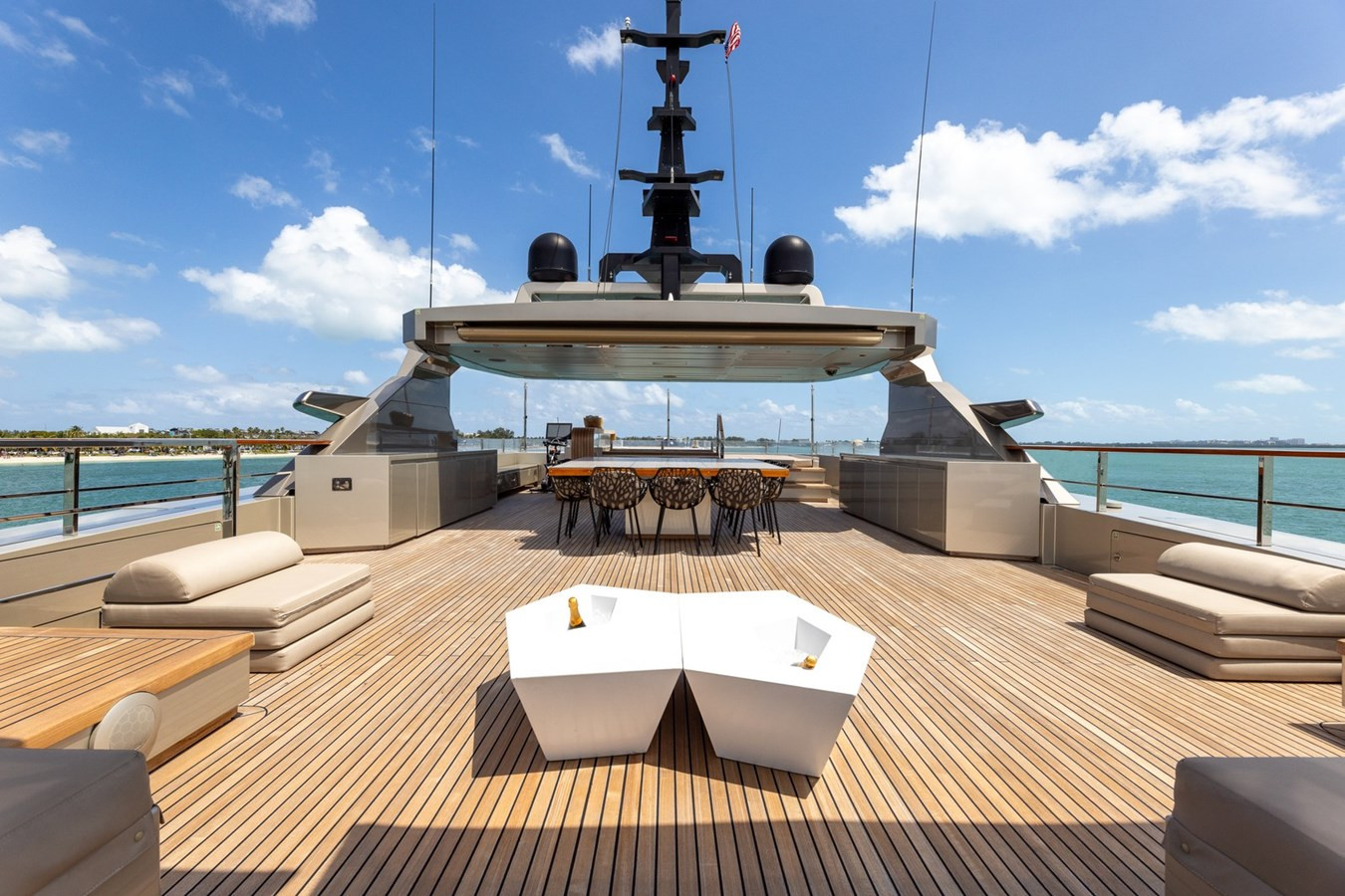 https://arconyachts.ams3.digitaloceanspaces.com/62204/conversions/large_4380410-optimize.jpg