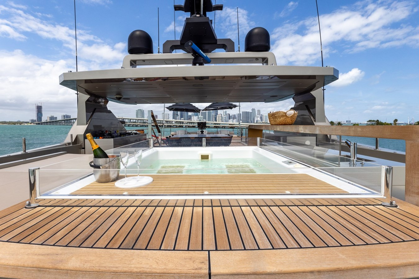 https://arconyachts.ams3.digitaloceanspaces.com/62213/conversions/large_4380413-optimize.jpg