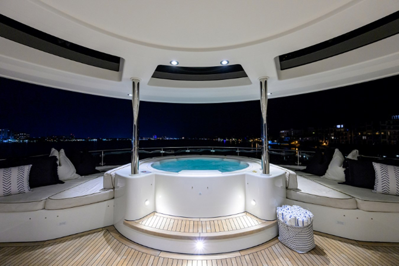 https://arconyachts.ams3.digitaloceanspaces.com/62217/conversions/large_4167696-optimize.jpg