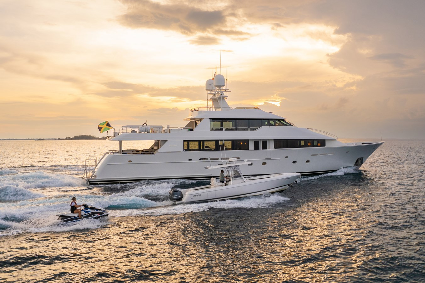 https://arconyachts.ams3.digitaloceanspaces.com/62441/conversions/large_4818356-optimize.jpg