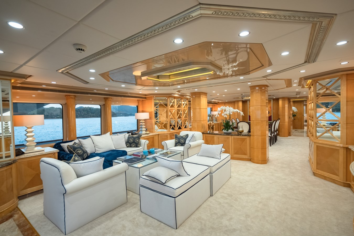 https://arconyachts.ams3.digitaloceanspaces.com/62589/conversions/large_3875399-optimize.jpg