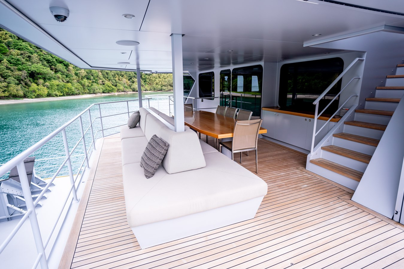 https://arconyachts.ams3.digitaloceanspaces.com/62700/conversions/large_4840787-optimize.jpg