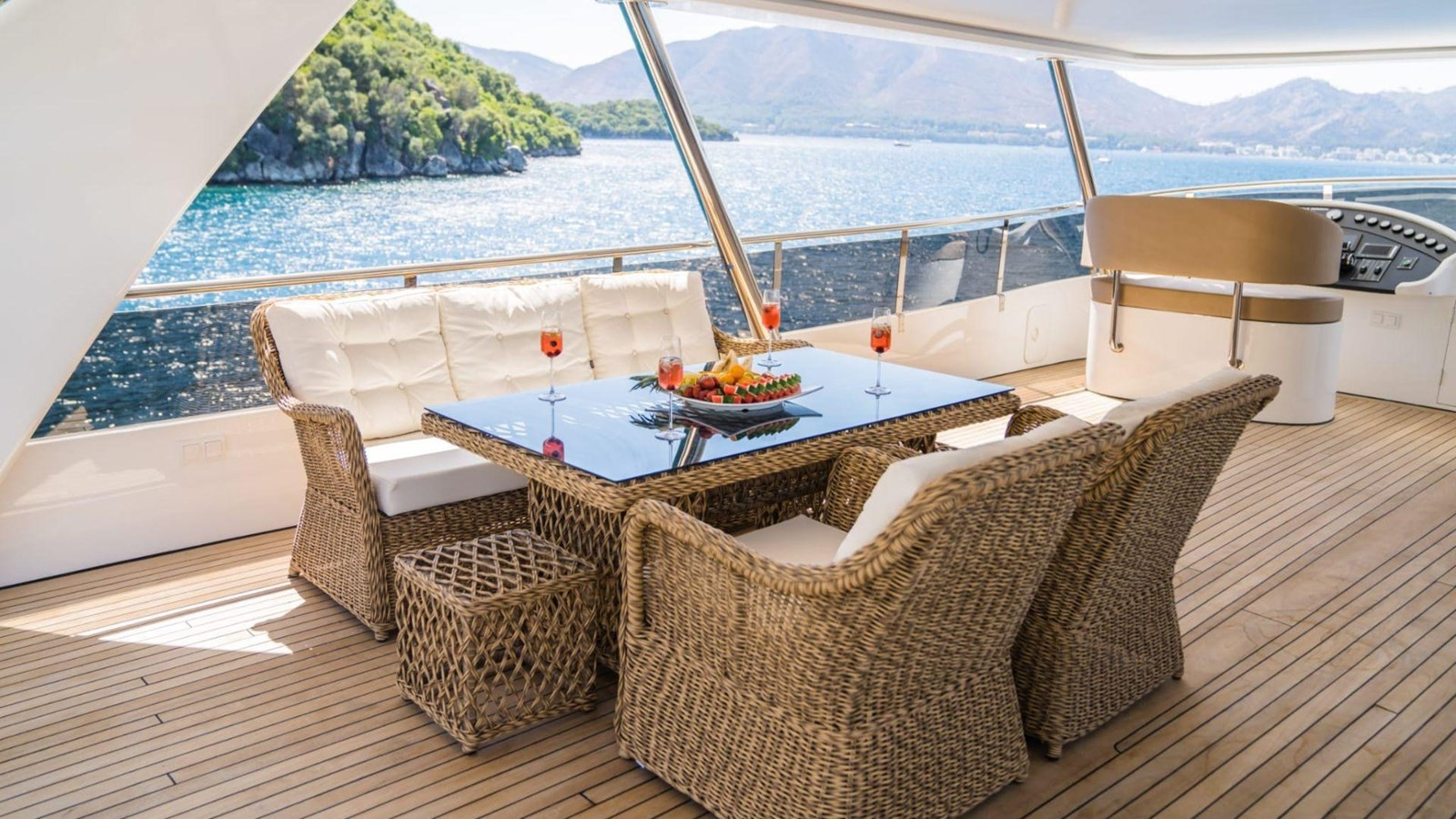 https://arconyachts.ams3.digitaloceanspaces.com/62737/conversions/large_4190979-optimize.jpg