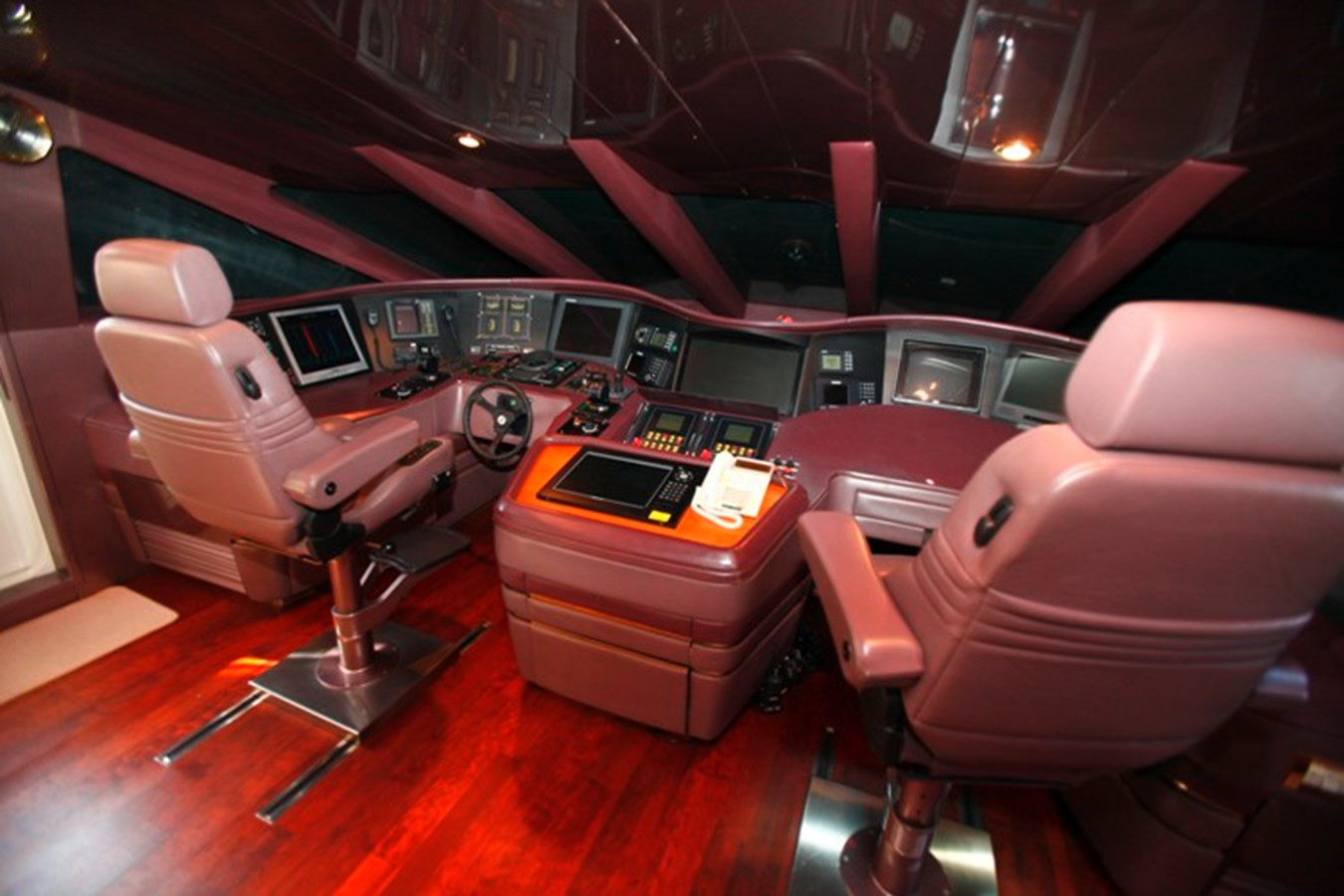 https://arconyachts.ams3.digitaloceanspaces.com/62888/conversions/large_1448961-optimize.jpg