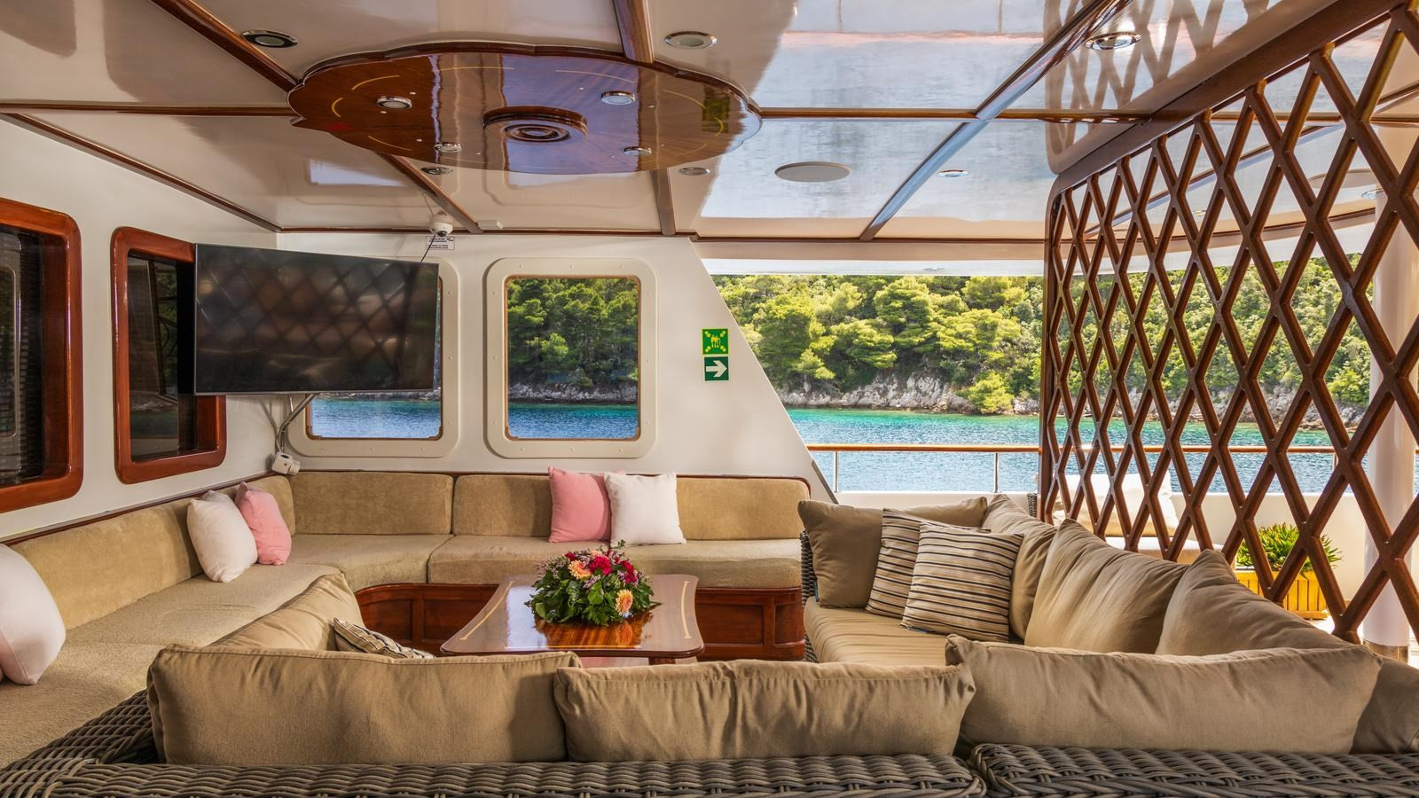 https://arconyachts.ams3.digitaloceanspaces.com/62982/conversions/large_4225829-optimize.jpg