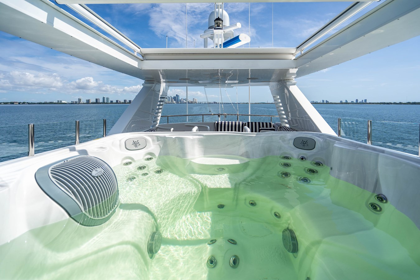 https://arconyachts.ams3.digitaloceanspaces.com/63172/conversions/large_3716922-optimize.jpg