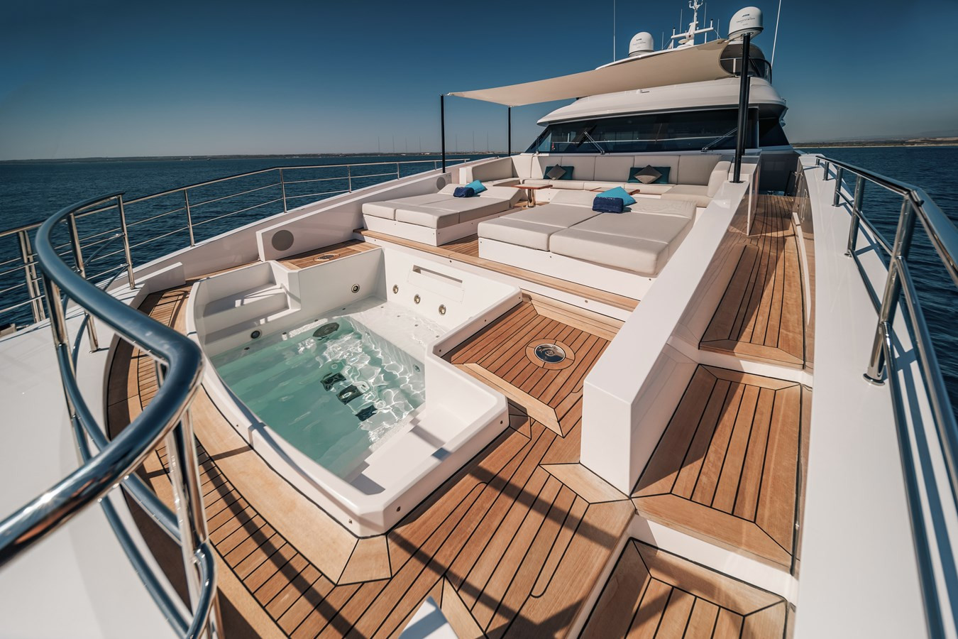 https://arconyachts.ams3.digitaloceanspaces.com/63229/conversions/large_3953491-optimize.jpg
