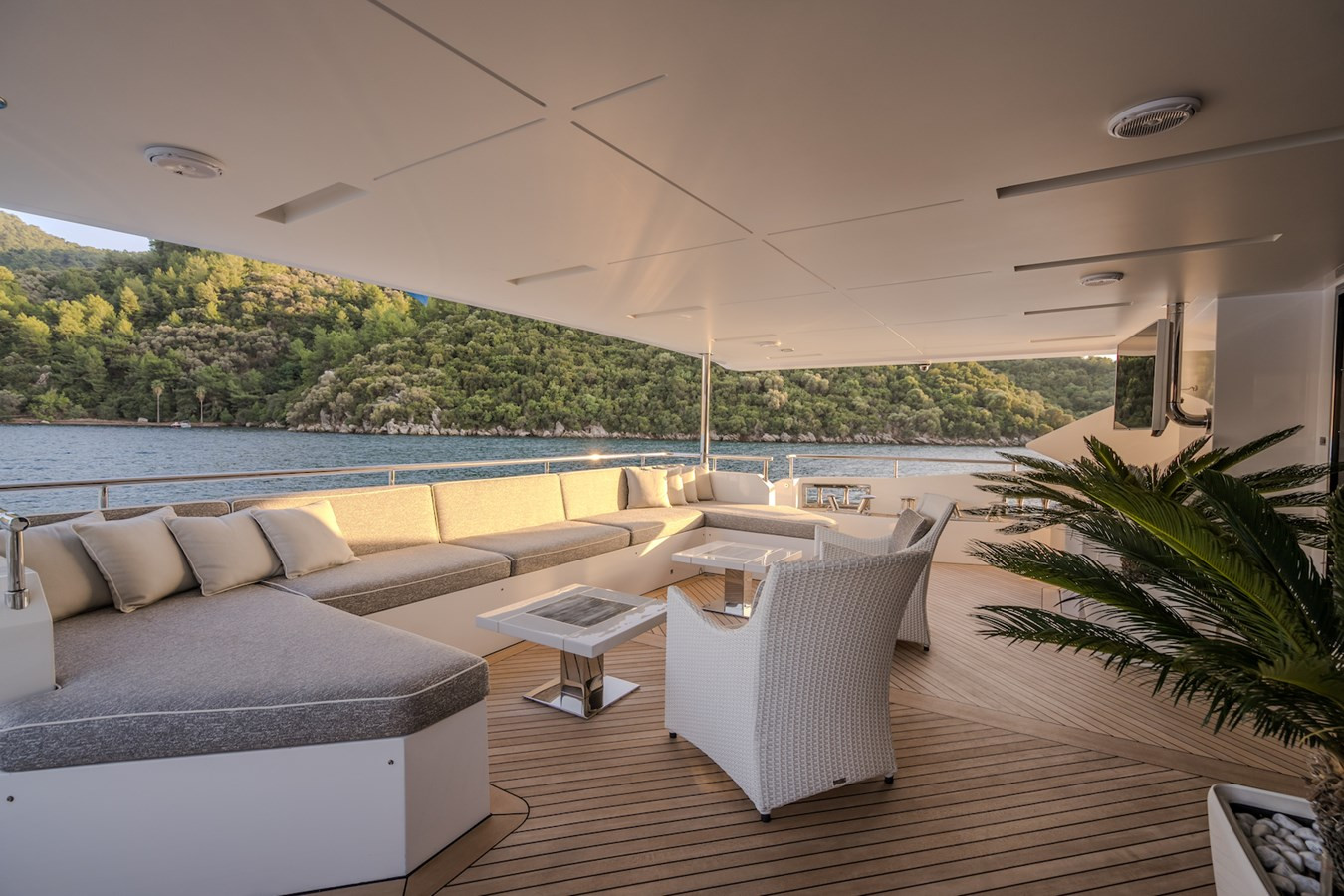 https://arconyachts.ams3.digitaloceanspaces.com/63271/conversions/large_3982314-optimize.jpg