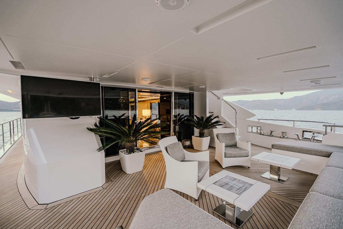https://arconyachts.ams3.digitaloceanspaces.com/63275/conversions/large_3982315-optimize.jpg