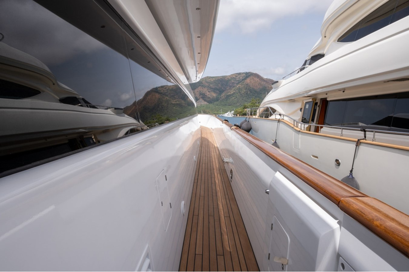 https://arconyachts.ams3.digitaloceanspaces.com/63343/conversions/large_4521856-optimize.jpg