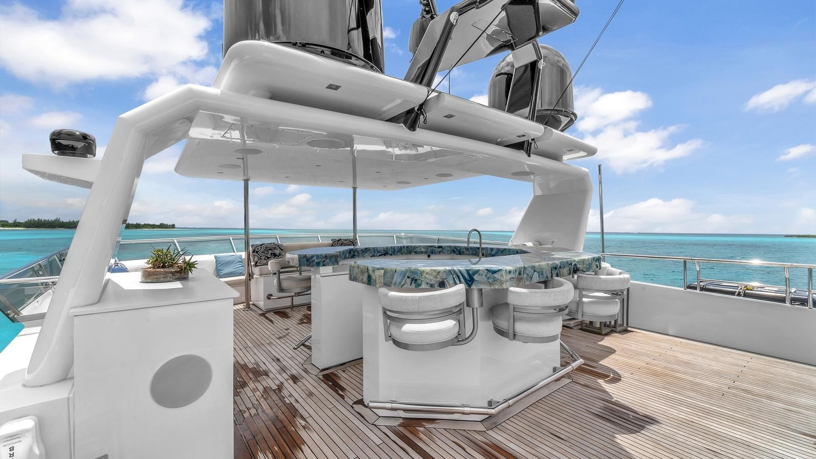 https://arconyachts.ams3.digitaloceanspaces.com/63389/conversions/large_4743193-optimize.jpg