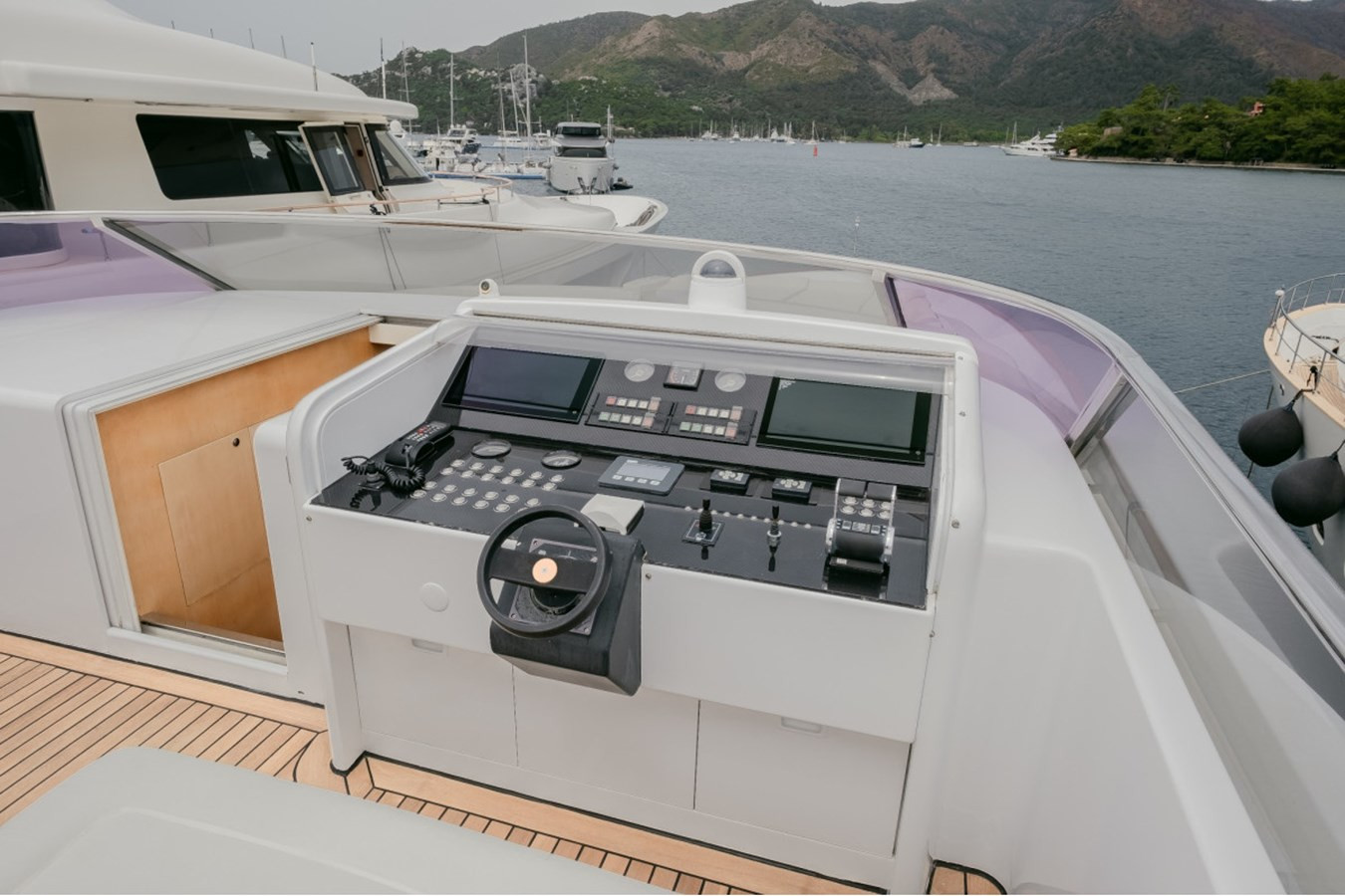 https://arconyachts.ams3.digitaloceanspaces.com/63448/conversions/large_4521896-optimize.jpg