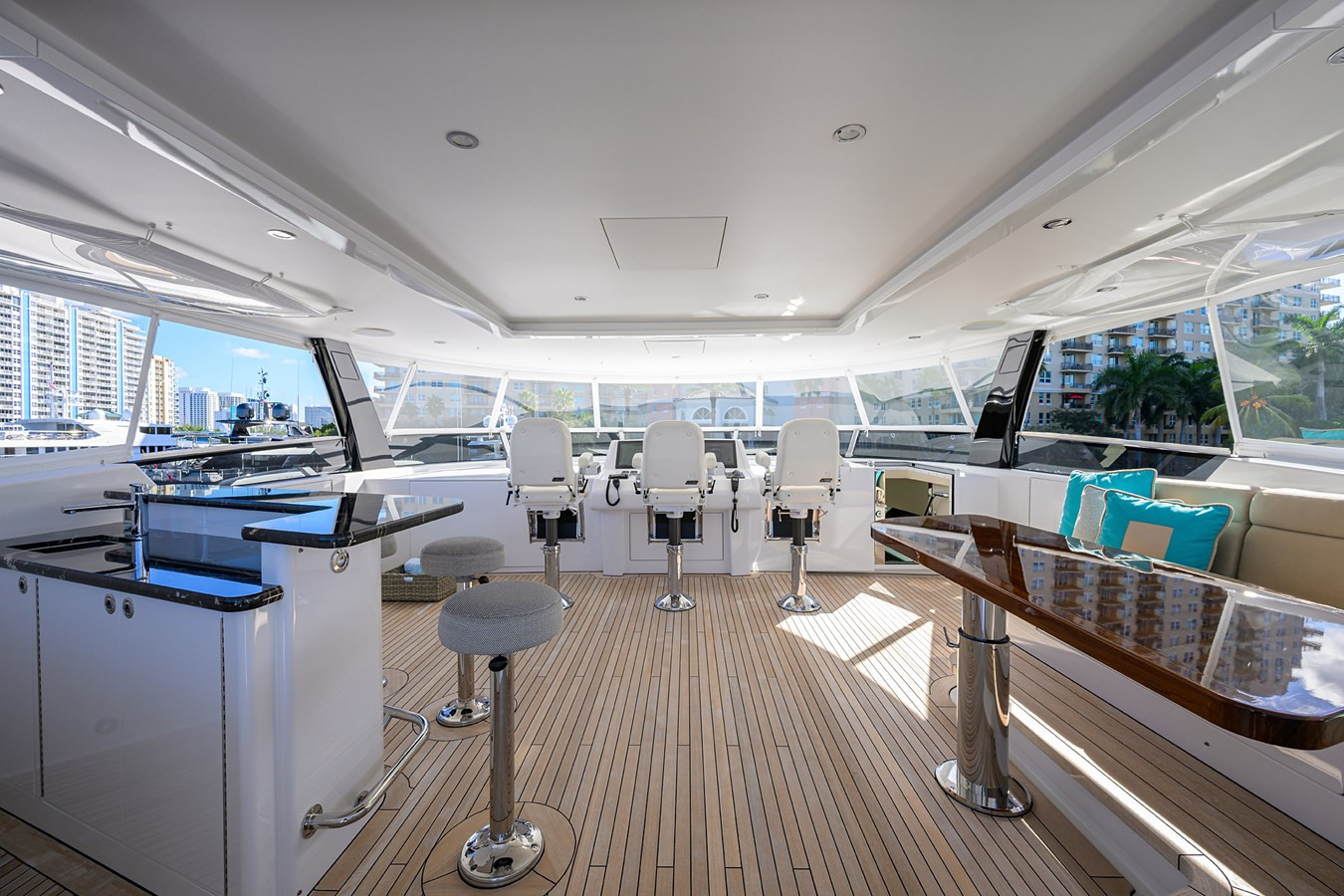 https://arconyachts.ams3.digitaloceanspaces.com/63632/conversions/large_4844411-optimize.jpg