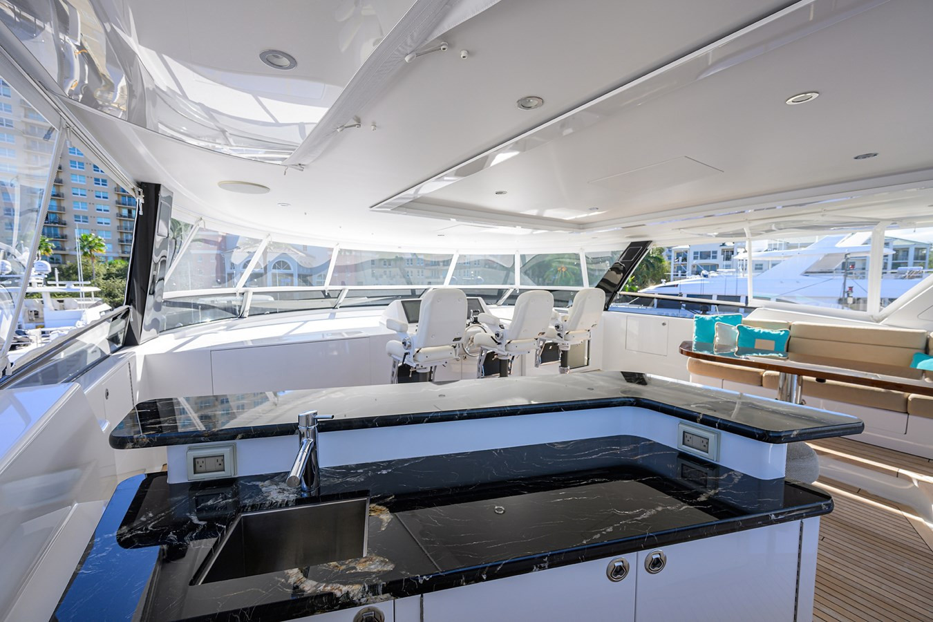 https://arconyachts.ams3.digitaloceanspaces.com/63638/conversions/large_4844413-optimize.jpg