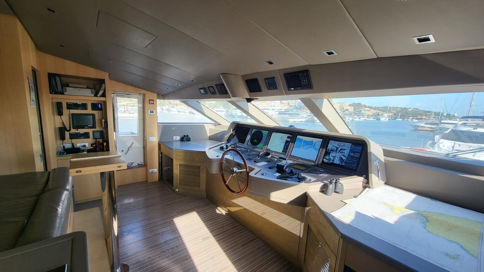 https://arconyachts.ams3.digitaloceanspaces.com/63656/conversions/large_4454061-optimize.jpg