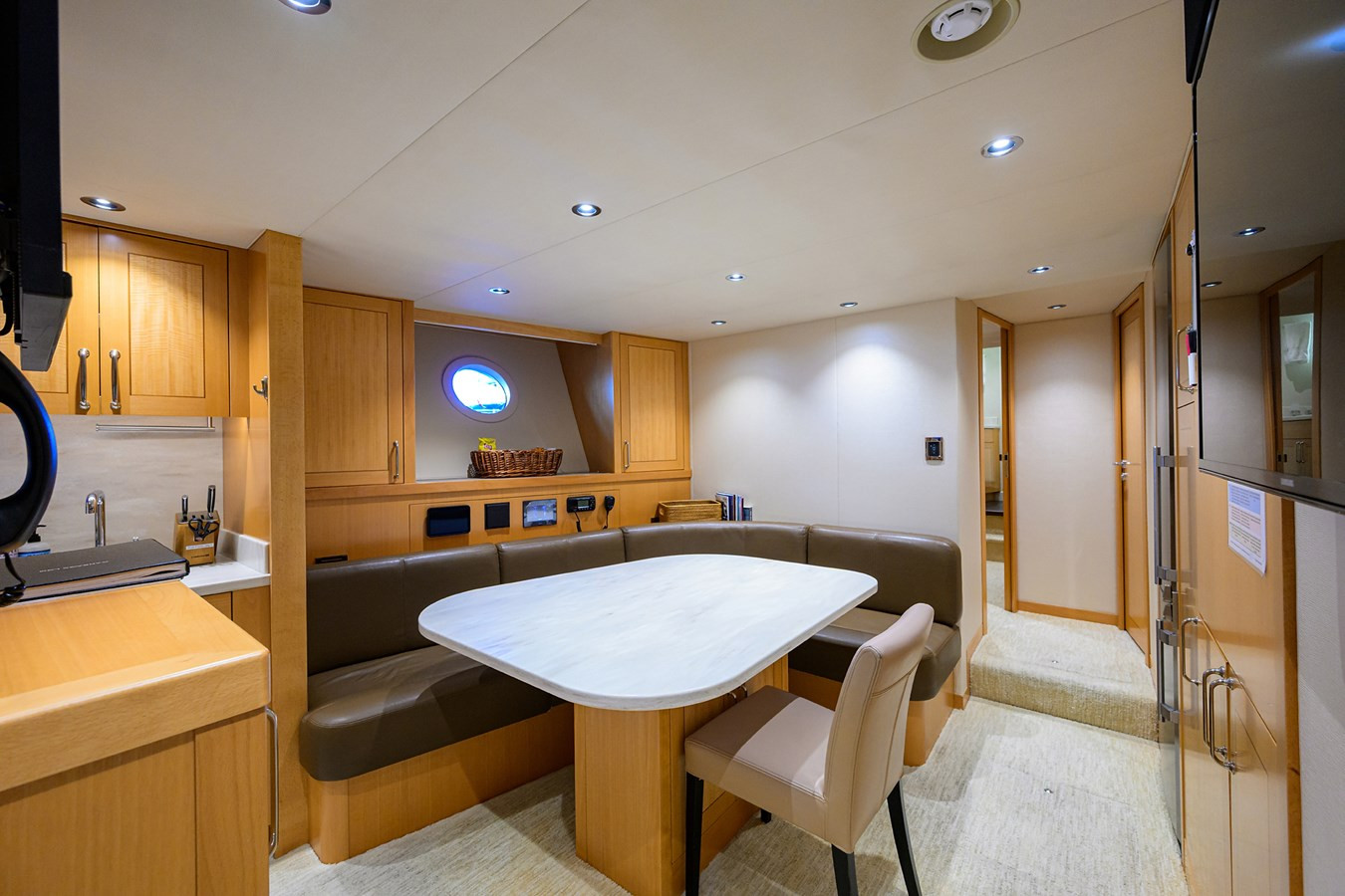 https://arconyachts.ams3.digitaloceanspaces.com/63660/conversions/large_4844423-optimize.jpg