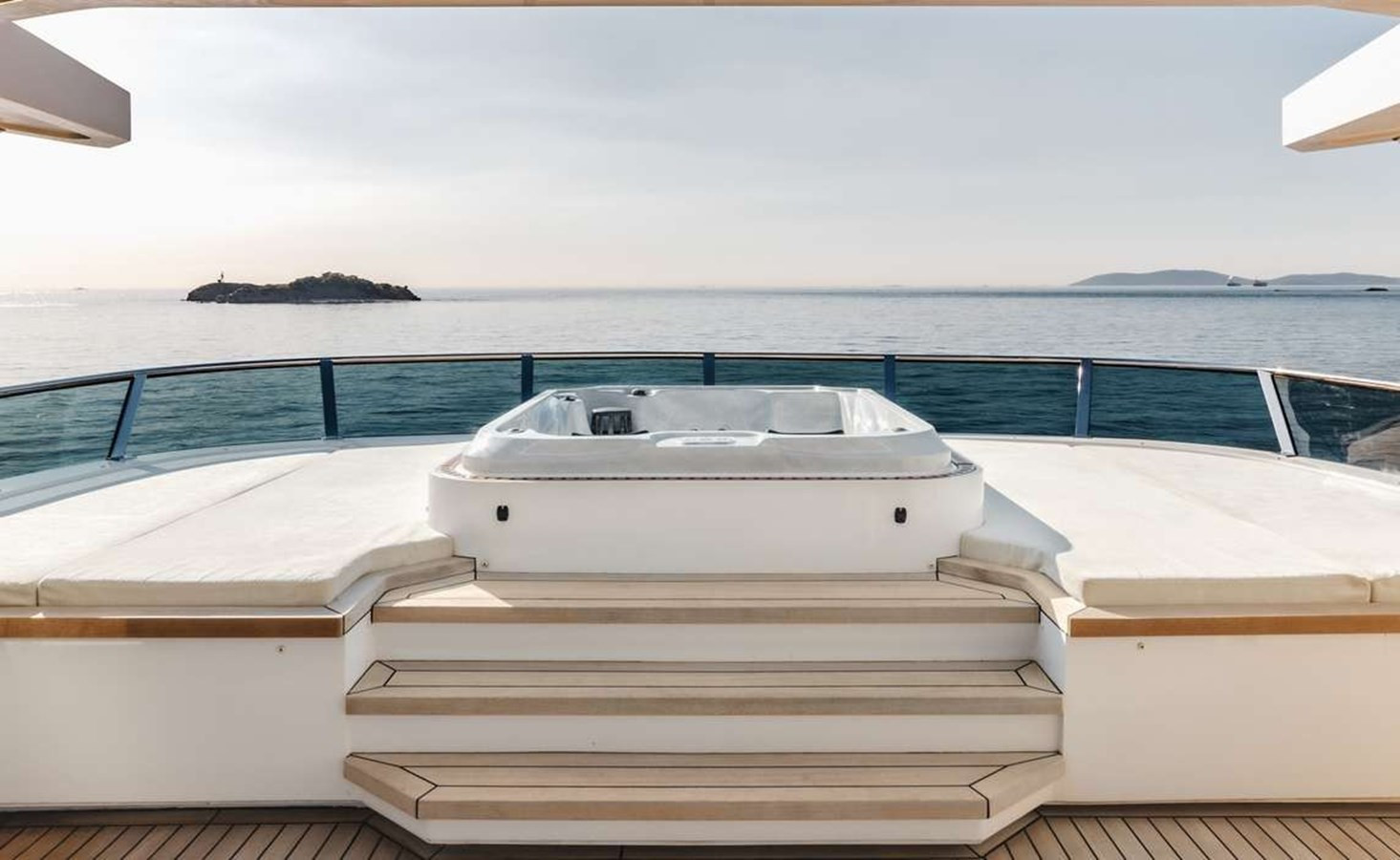 https://arconyachts.ams3.digitaloceanspaces.com/63823/conversions/large_4667844-optimize.jpg