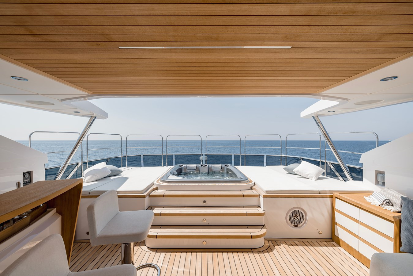 https://arconyachts.ams3.digitaloceanspaces.com/63828/conversions/large_4121267-optimize.jpg