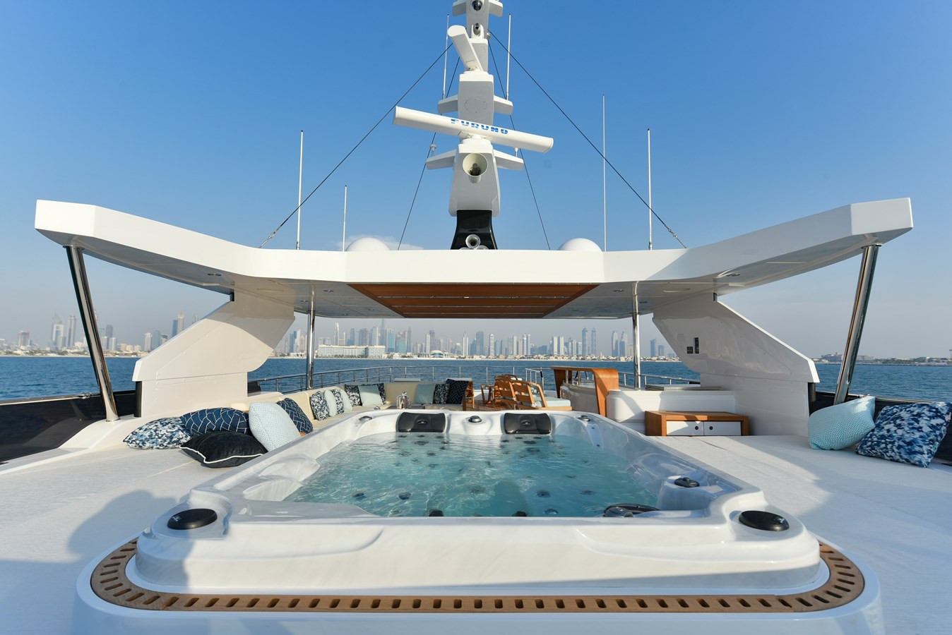 https://arconyachts.ams3.digitaloceanspaces.com/63841/conversions/large_4121271-optimize.jpg