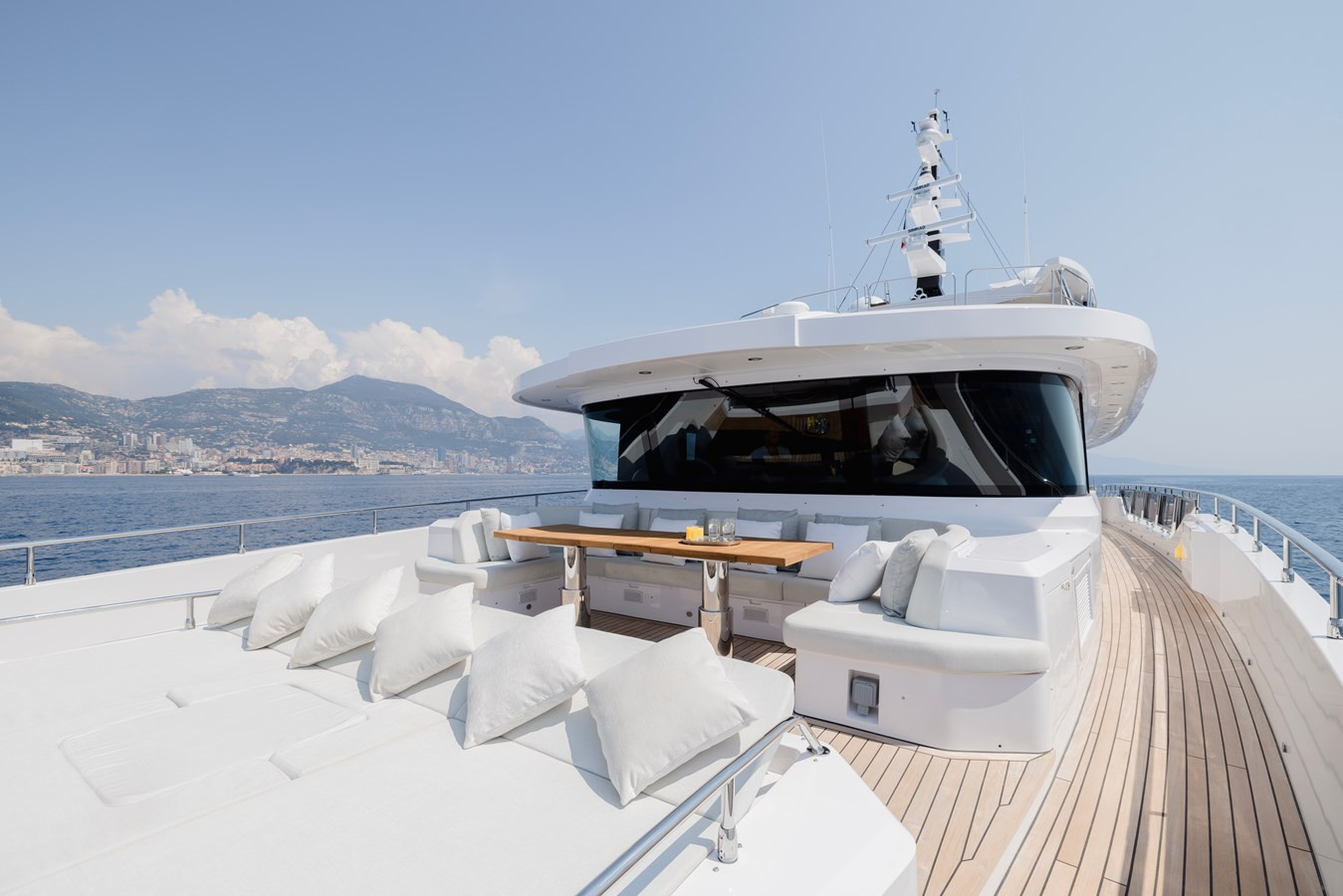 https://arconyachts.ams3.digitaloceanspaces.com/63877/conversions/large_4121290-optimize.jpg