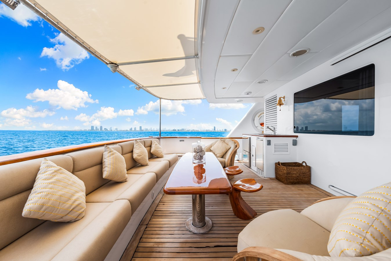 https://arconyachts.ams3.digitaloceanspaces.com/64073/conversions/large_4565351-optimize.jpg