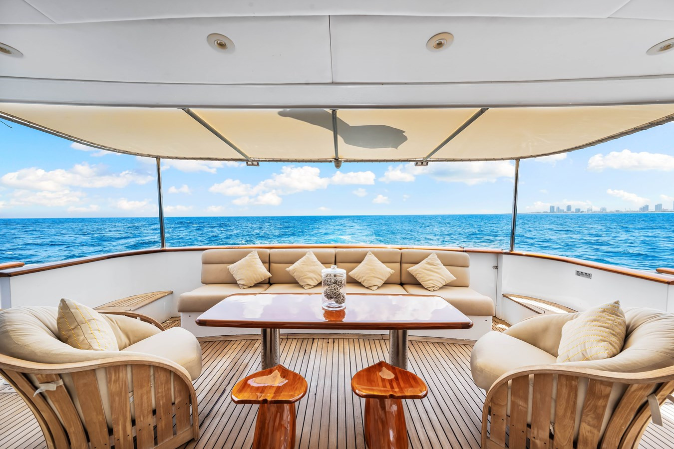 https://arconyachts.ams3.digitaloceanspaces.com/64083/conversions/large_4565354-optimize.jpg