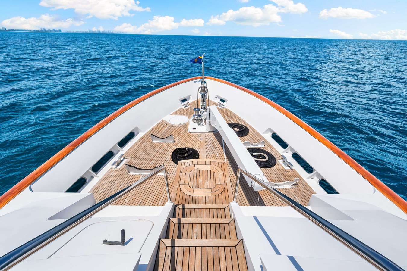 https://arconyachts.ams3.digitaloceanspaces.com/64089/conversions/large_4565356-optimize.jpg