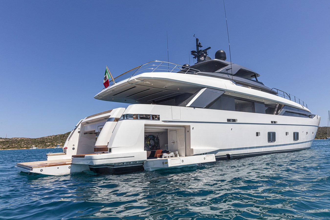 https://arconyachts.ams3.digitaloceanspaces.com/64202/conversions/large_4146740-optimize.jpg