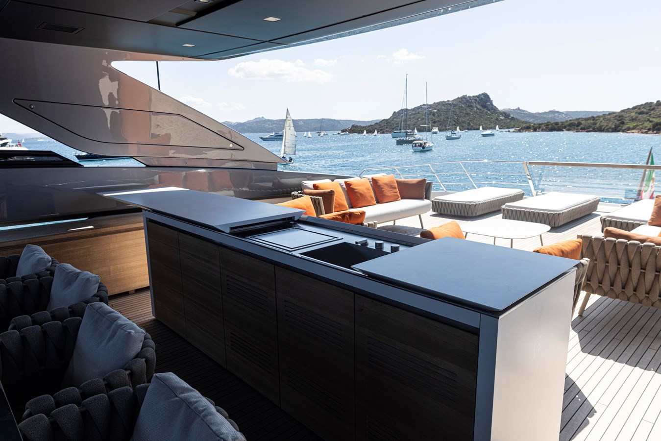https://arconyachts.ams3.digitaloceanspaces.com/64258/conversions/large_4146760-optimize.jpg