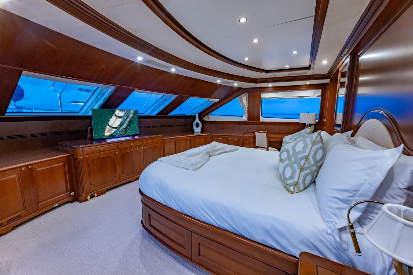 https://arconyachts.ams3.digitaloceanspaces.com/64287/conversions/large_4246059-optimize.jpg